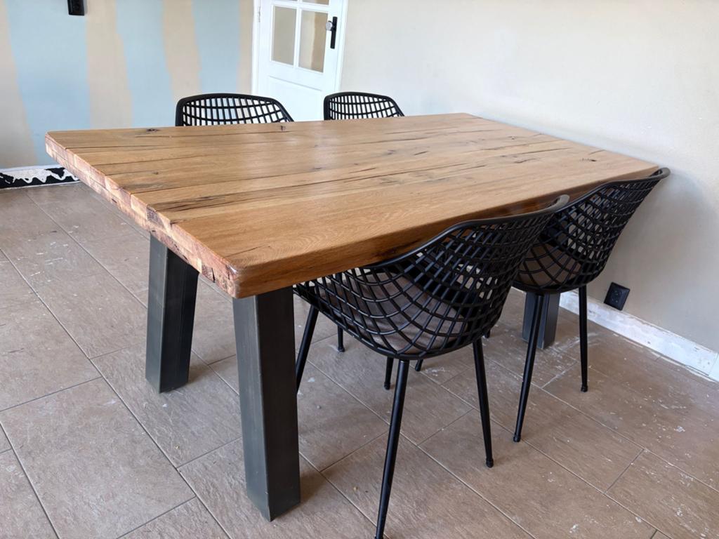 Robuuste eettafel met metalen poten, 4 stoelen en lamp, Ophalen, Eikenhout, 50 tot 100 cm, Zo goed als nieuw