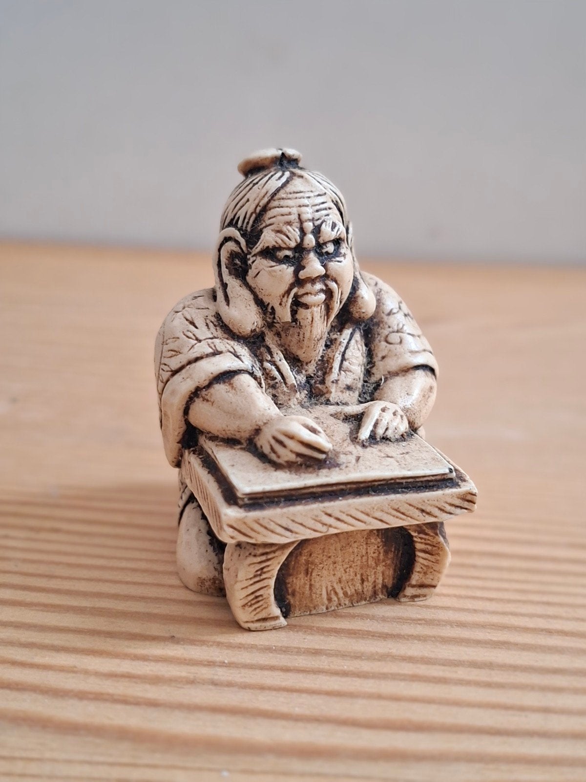 beeldje, Japanse Netsuke de wijze schrijver., Antiek en Kunst, Wit, Netsuke, Japan, Overige materialen