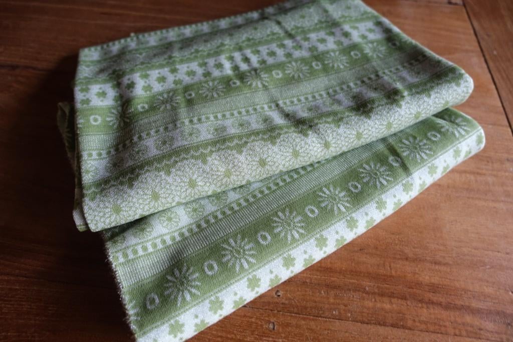 2 olijf groene zilverkl vintage lappen - nr 3 - trevira, Hobby en Vrije tijd, Stoffen en Lappen, Overige materialen, 120 cm of meer