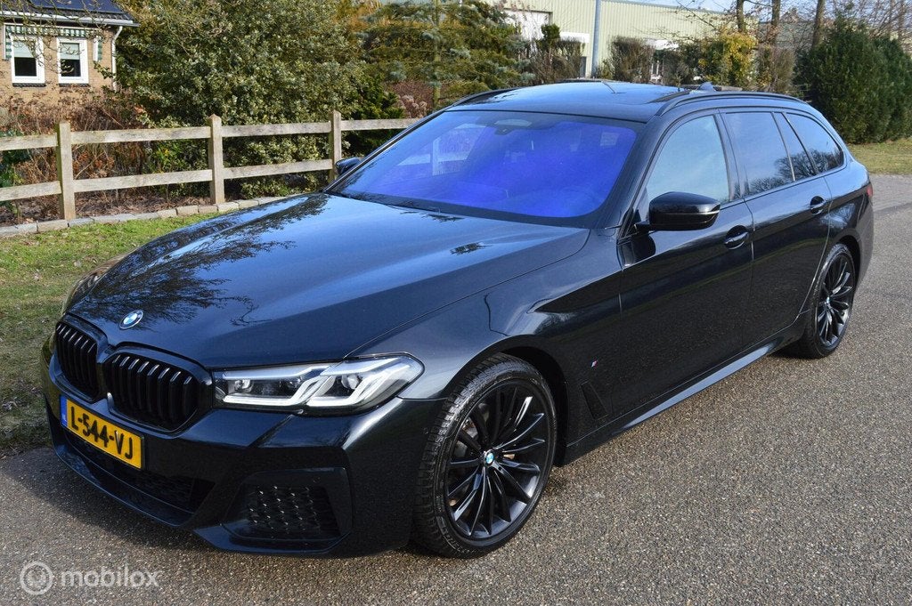 BMW 5-serie Touring 520D LCI M-SPORT / ACC / NAPPA /Panorama, Auto's, Achterwielaandrijving, Euro 6, 2000 kg, Zwart