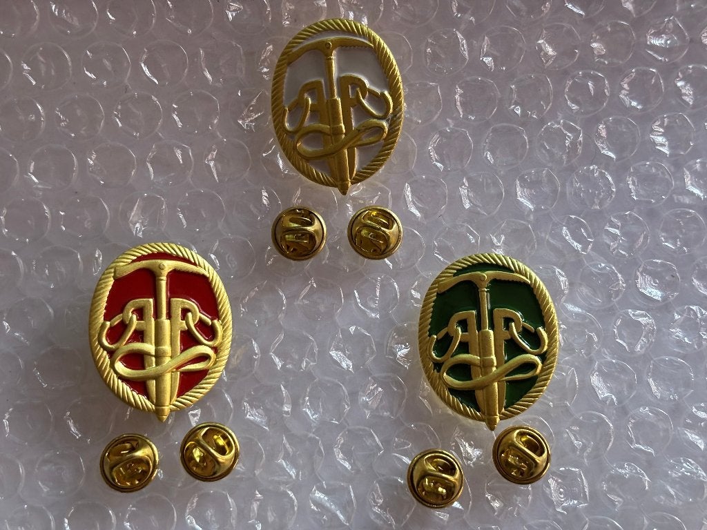3 verschillende brevetten rotsklimmen, Verzamelen, Verzenden, Landmacht, Nederland, Kleding of Schoenen