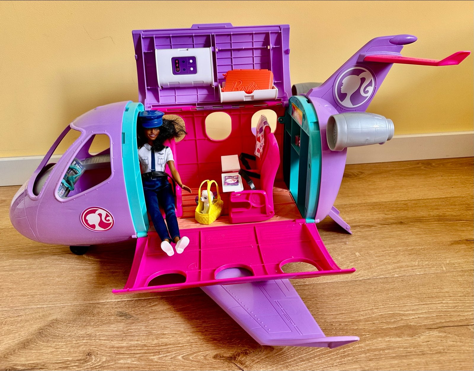 Barbie vliegtuig - Zo goed als nieuw en compleet met piloot, Kinderen en Baby's, Ophalen of Verzenden, Zo goed als nieuw, Barbie