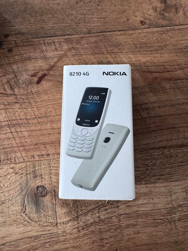 Nokia 8210 4G - Klassieke telefoon met 4G, Nieuw, Ophalen of Verzenden, Minder dan 3 megapixel, Klassiek of Candybar