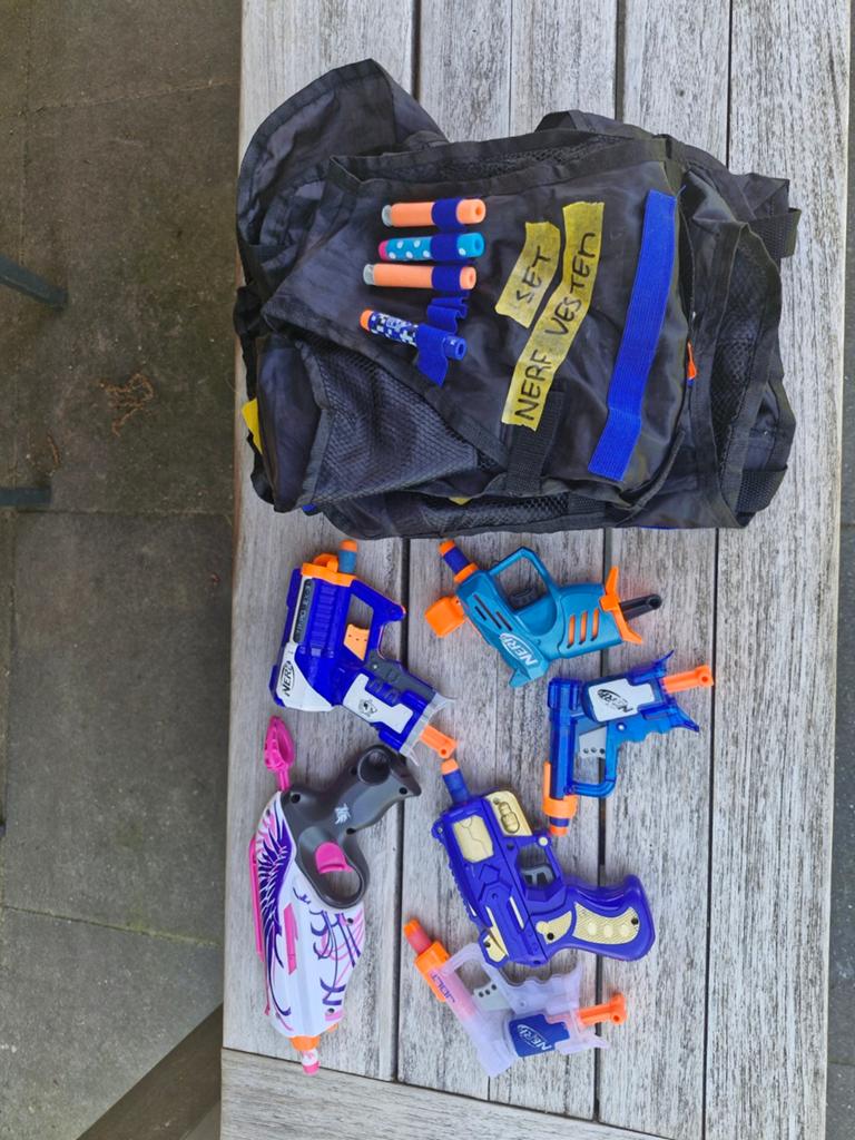 Nerf set: 6 pistooltjes, 2 vestjes en pijltjes, Ophalen, Gebruikt, Jongen of Meisje