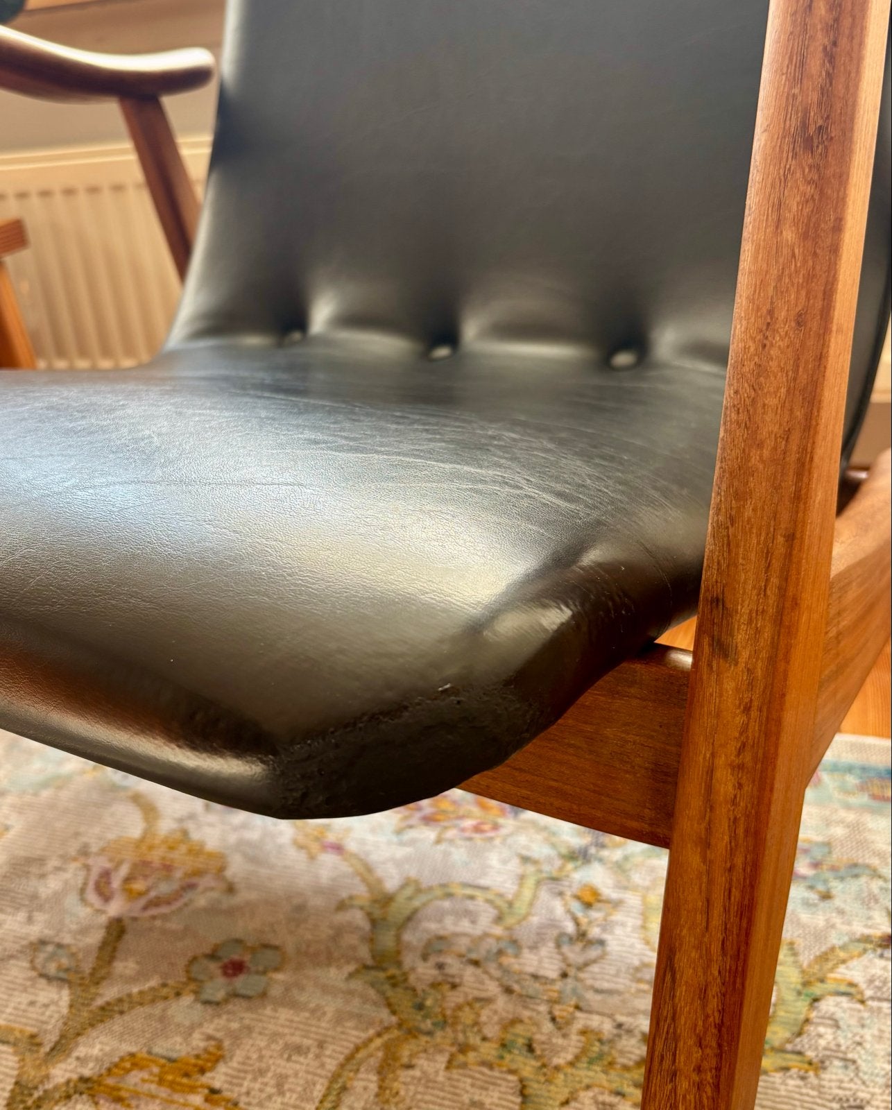 Foto 14 van Set van 2 Louis van Teeffelen WéBé fauteuils – teak & skai