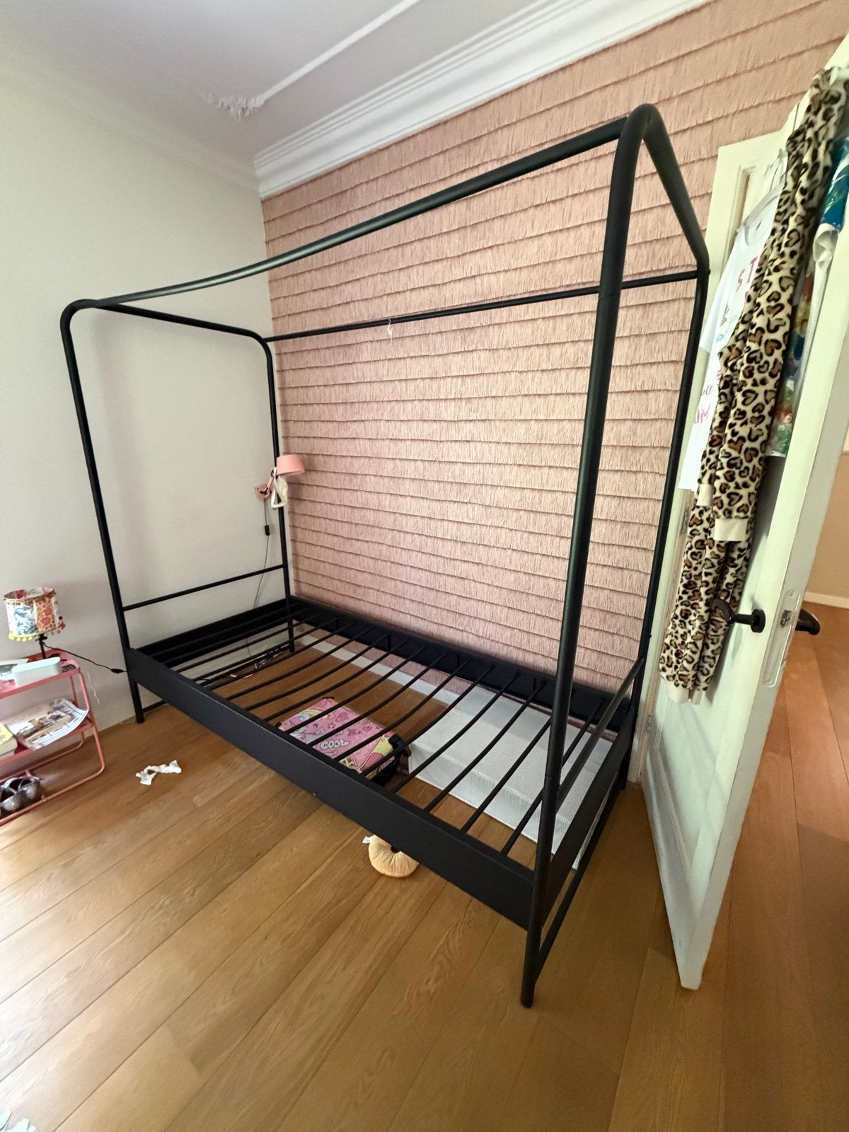 Zwart metalen hemelbed - Eenpersoons, Huis en Inrichting, Slaapkamer | Bedden, Ophalen, Gebruikt, 90 cm, Eenpersoons