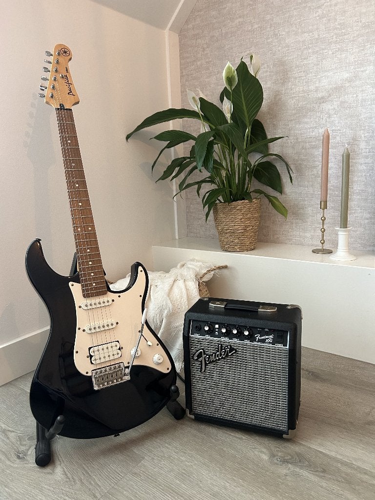 Yamaha Pacifica 012, Muziek en Instrumenten, Snaarinstrumenten | Gitaren | Elektrisch, Met versterker, Zo goed als nieuw, Solid body