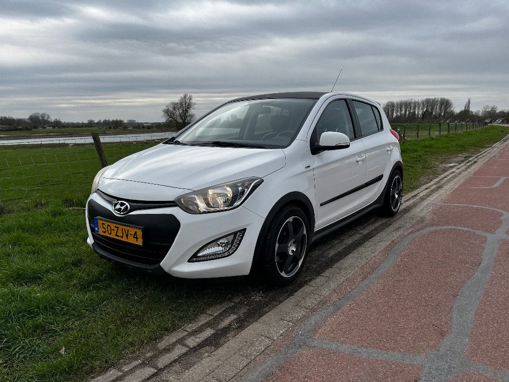 Hyundai i20 1.2 2013 | Apple/Android CarPlay | Trekhaak, 450 kg, 4 cilinders, Wit, Origineel Nederlands