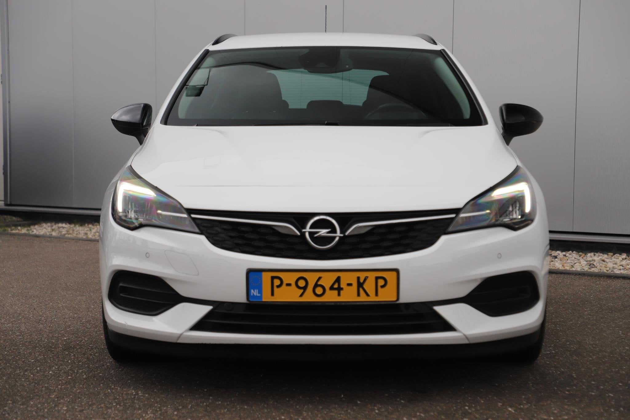 Foto 2 van Opel Astra Sports Tourer 1.2 Design & Tech 110PK Navigatie A