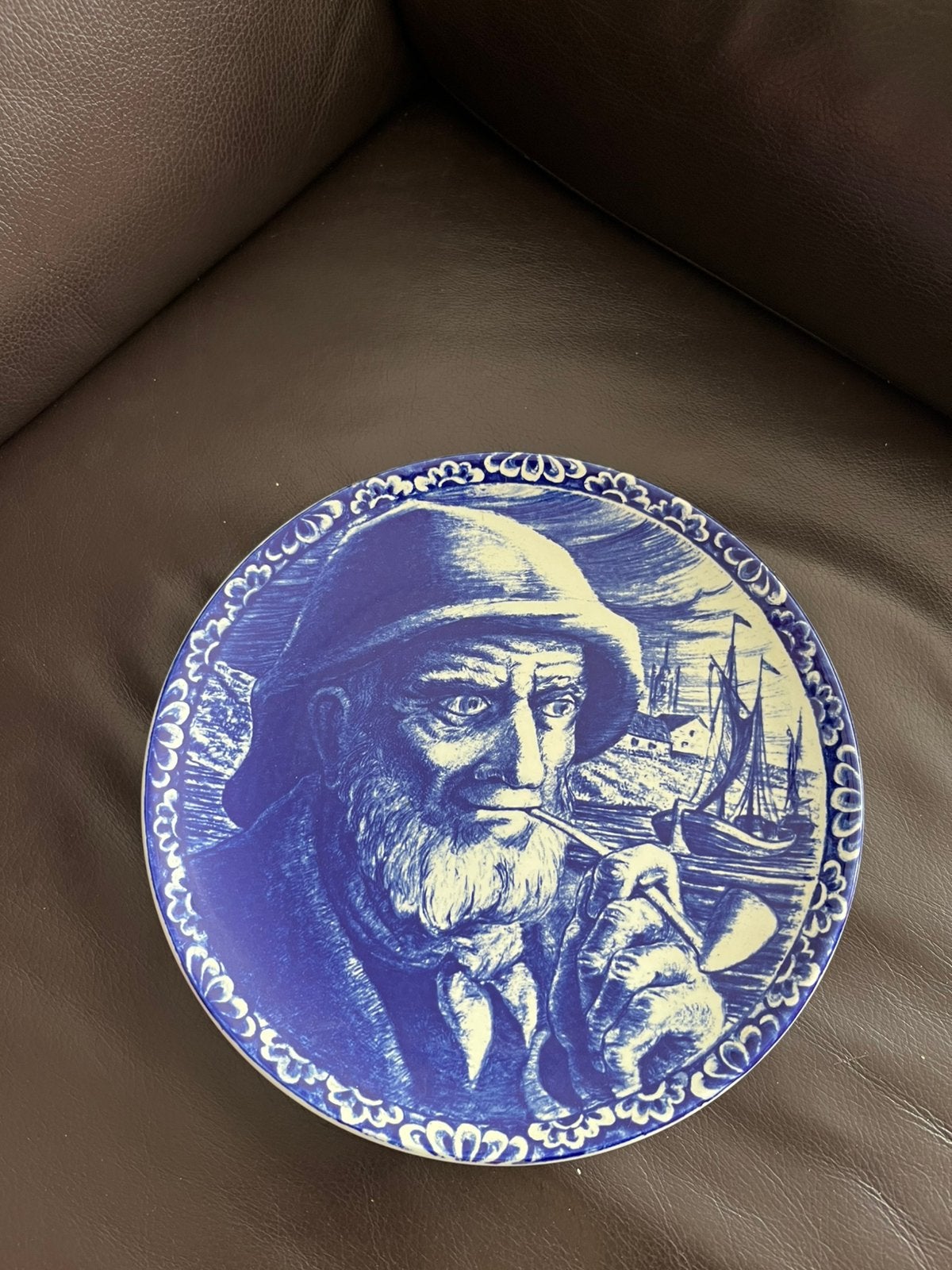 Boch Blauw wandbord -Visser met pijp, Ophalen