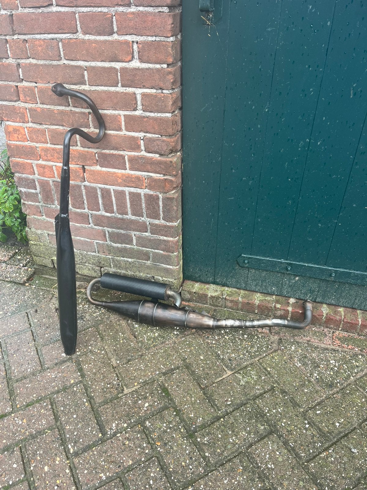 Twee mooie uitlaaten, Verzenden