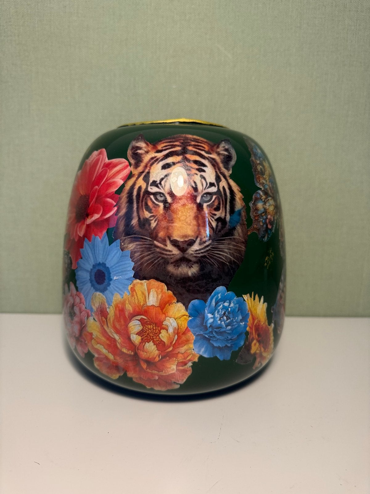 Decoratieve vaas met tijger, vlinders en bloemen, Huis en Inrichting, Ophalen, Nieuw, Glas, Geschikt voor droogbloemen