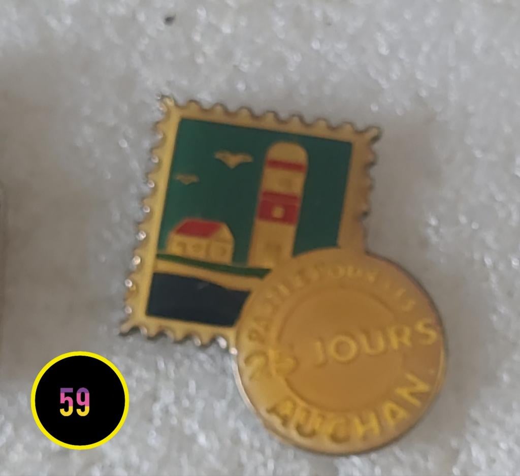 Vintage Pin - Vuurtoren en Huisje, Verzamelen, Speldjes, Pins en Buttons, Verzenden