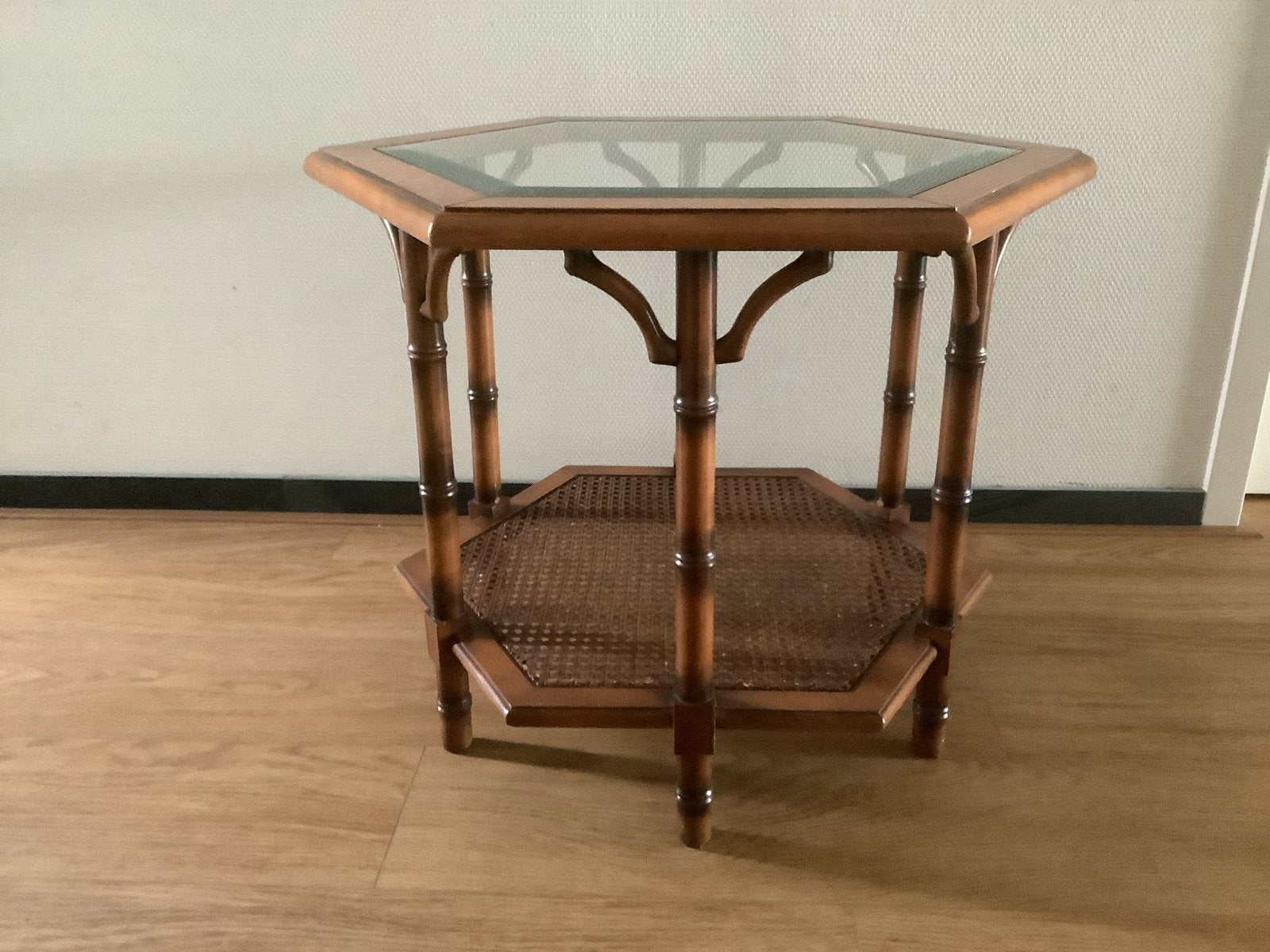 Zeskantige BROCANTE  bijzettafel , kersenhout  en  glasplaat, Ophalen