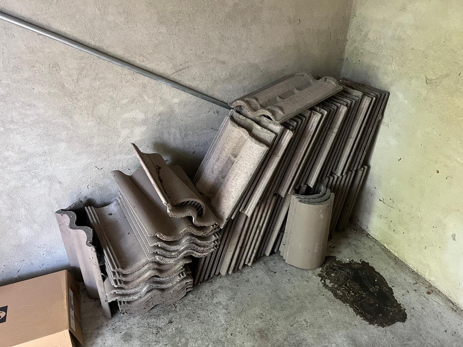 Betondakpan +/- 75 stuks, Ophalen, Steen of Klei, Zo goed als nieuw, Minder dan 5 m²