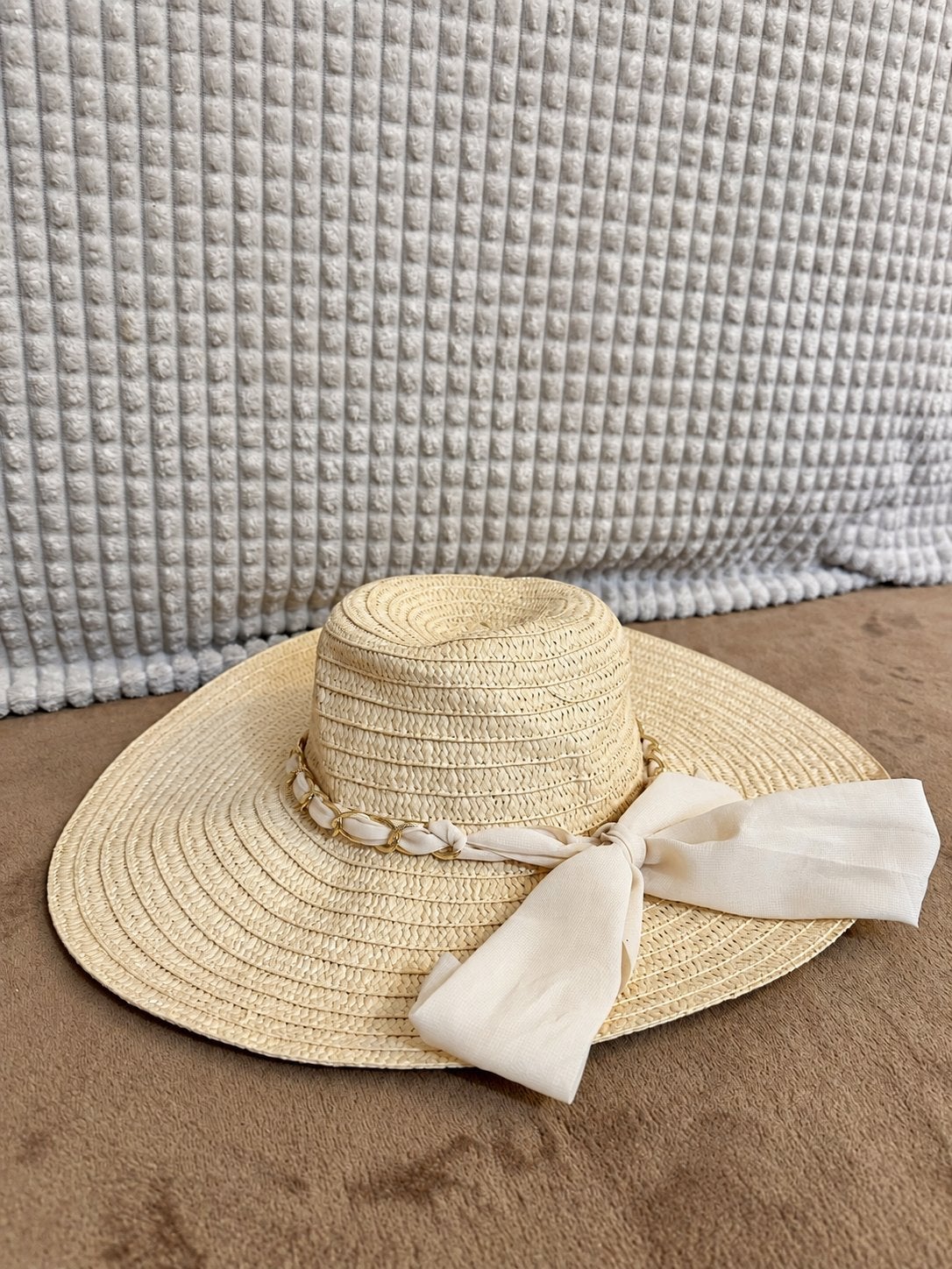 Elegante beige zomerhoed met strik en gouden schelpdetails, Kleding | Dames, Ophalen of Verzenden, Zo goed als nieuw, One size fits all
