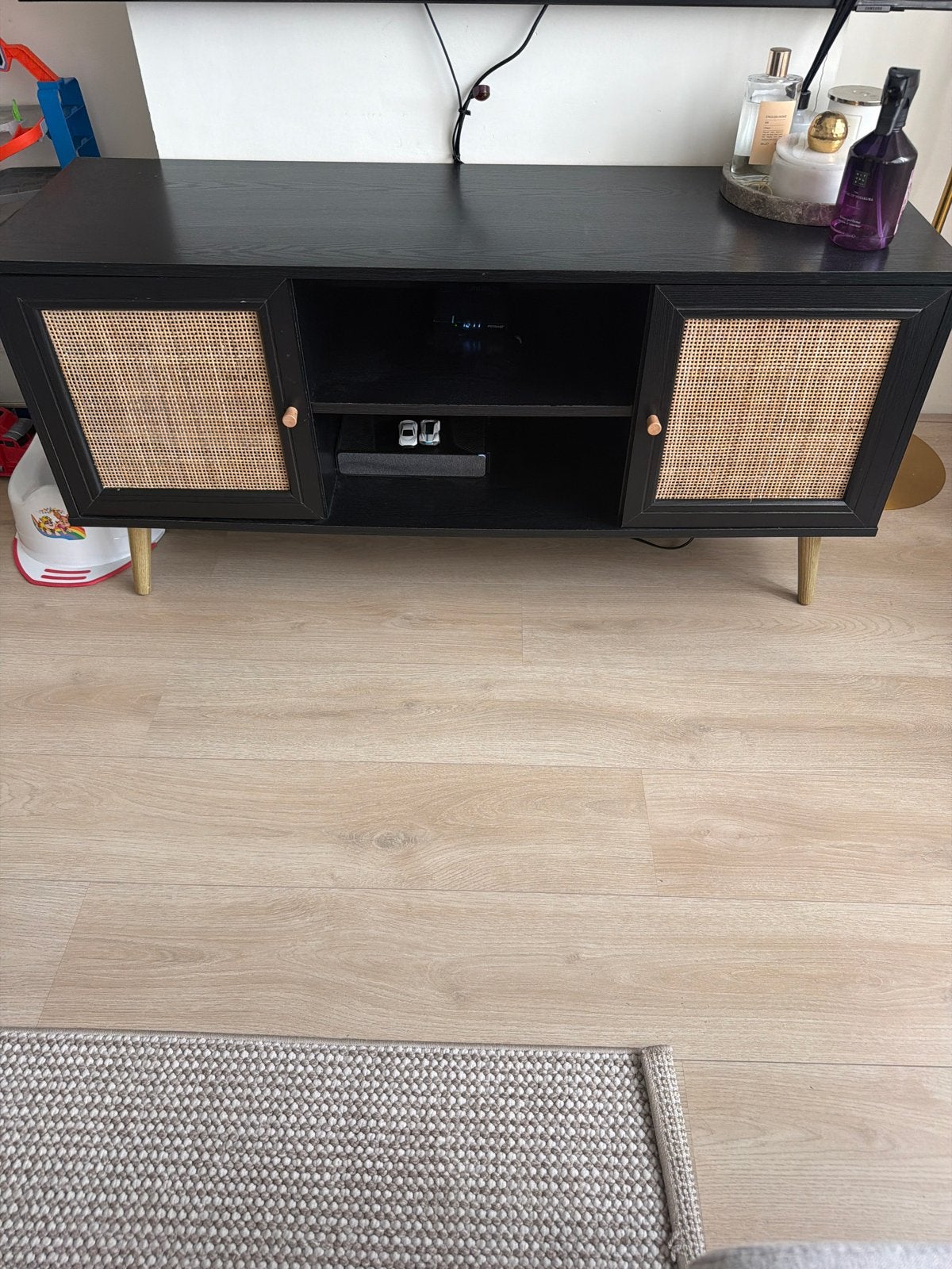 Zwart TV-meubel met rotan deuren, 100 tot 150 cm, Ophalen of Verzenden, Zo goed als nieuw, Minder dan 100 cm