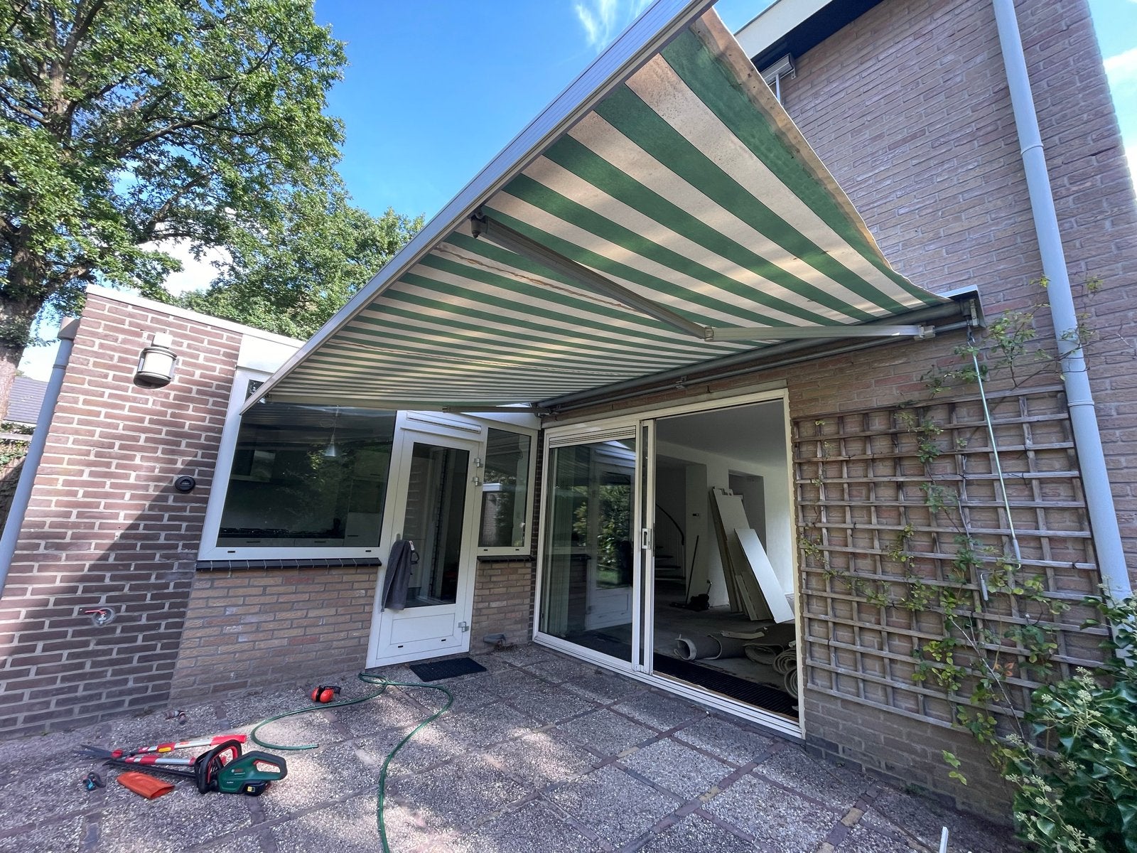 Knikarmscherm groen-wit gestreept, gebruikt, Gebruikt, 450 cm of meer, Ophalen of Verzenden, 150 tot 300 cm