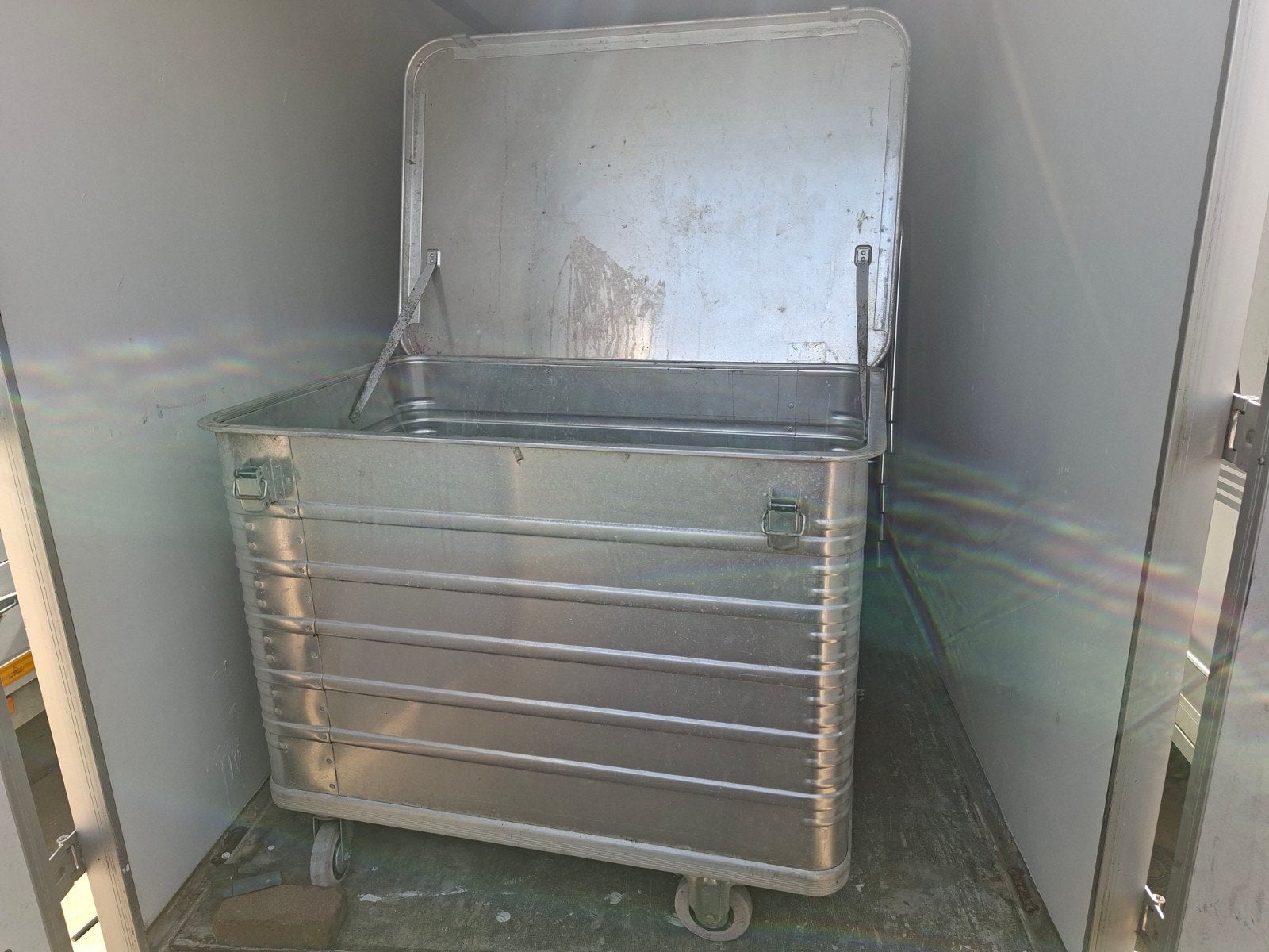Zarges aluminium kist op zwenkwielen met dissel en slot, Gebruikt, Duitsland, 100 cm of meer, Bak of Kist