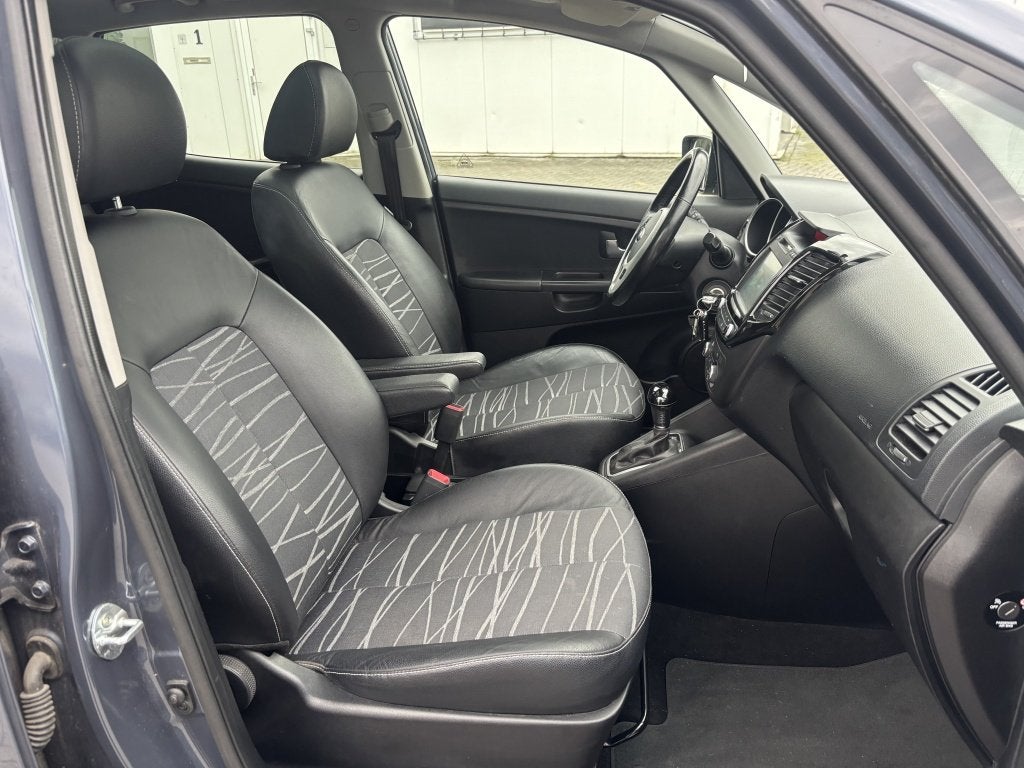 Kia Venga 1.6 CVVT Dynamic Line Panorama Trekhaak Navi Camer, Auto's, Automaat, Dealer onderhouden, 15 km/l, Gebruikt
