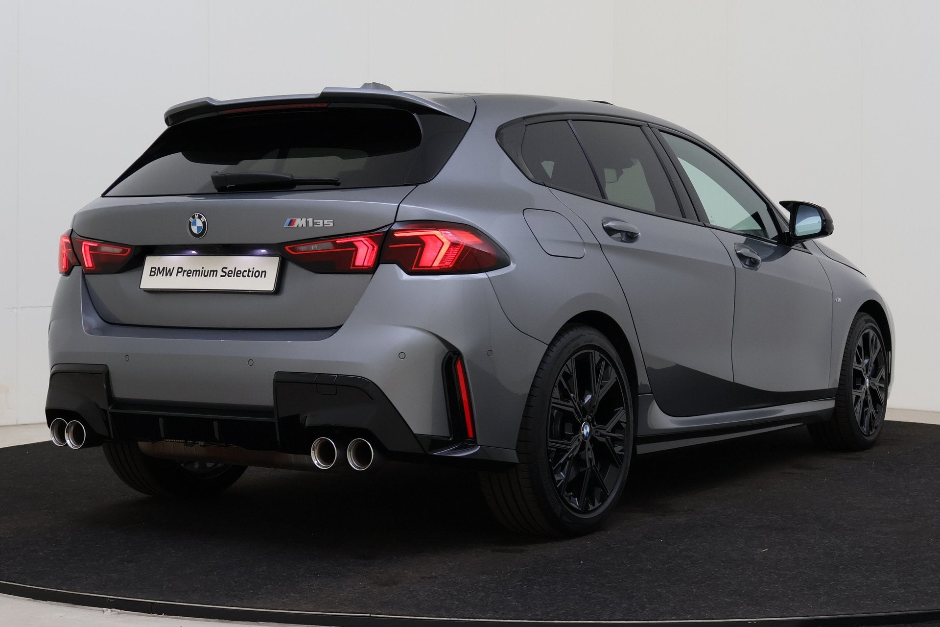 BMW 1 Serie M135 xDrive High Executive Automaat / Trekhaak /, Auto's, BMW, 1525 kg, Gebruikt, 4 cilinders, Met garantie (alle)