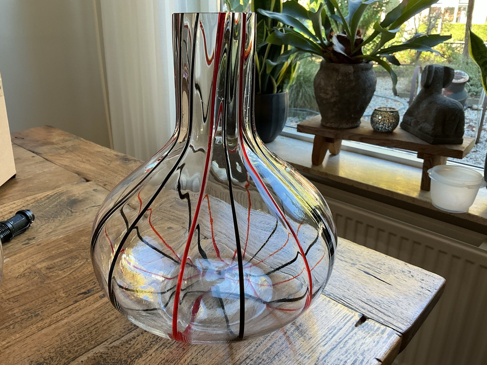 Vintage handgeblazen glazen vaas met rode en zwarte draden, Ophalen of Verzenden