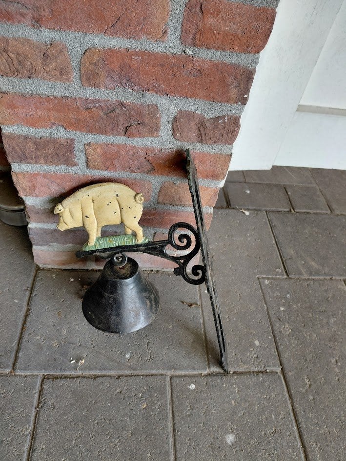 bel gietijzer met varken en een met koe., Ophalen of Verzenden, Gebruikt