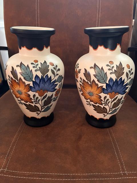 2 Flora Gouda plateel vazen model 437, Ophalen