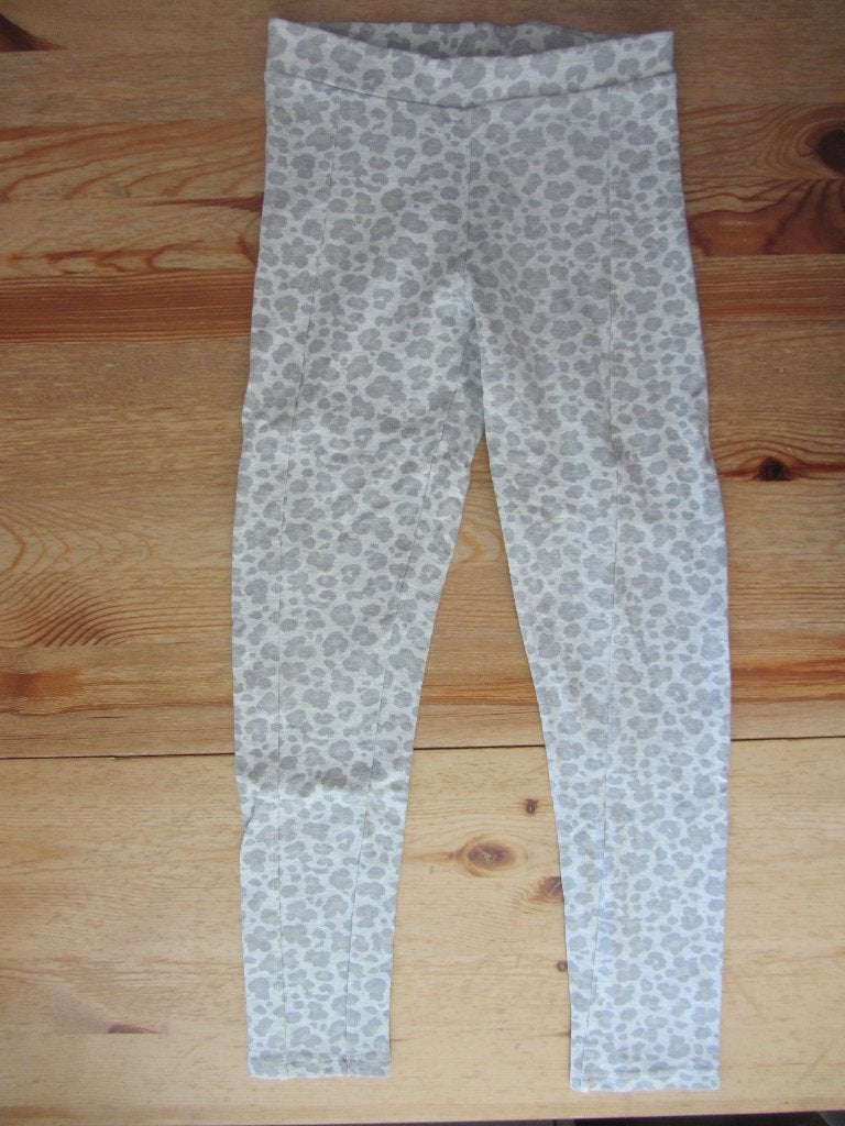 Grijze tregging met dierenprint maat 140-146, Kinderen en Baby's, Kinderkleding | Maat 140, Ophalen of Verzenden, Zo goed als nieuw