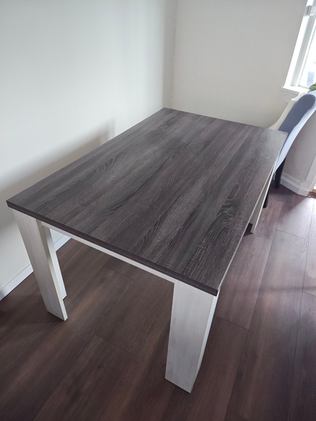 Elegante eettafel met donker blad en witte poten 140 x80 cm, Huis en Inrichting, Tafels | Eettafels, Ophalen, 100 tot 150 cm, Modern, Scandinavisch