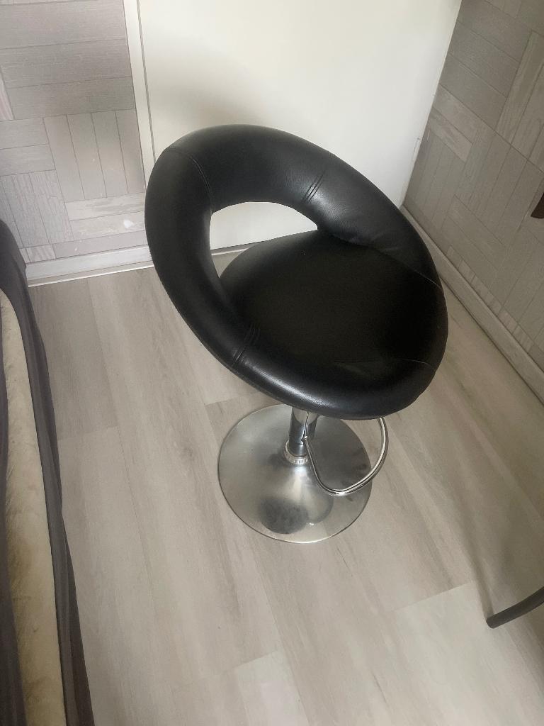Barstoel zwart, Ophalen, Gebruikt, 60 tot 90 cm, 1 kruk