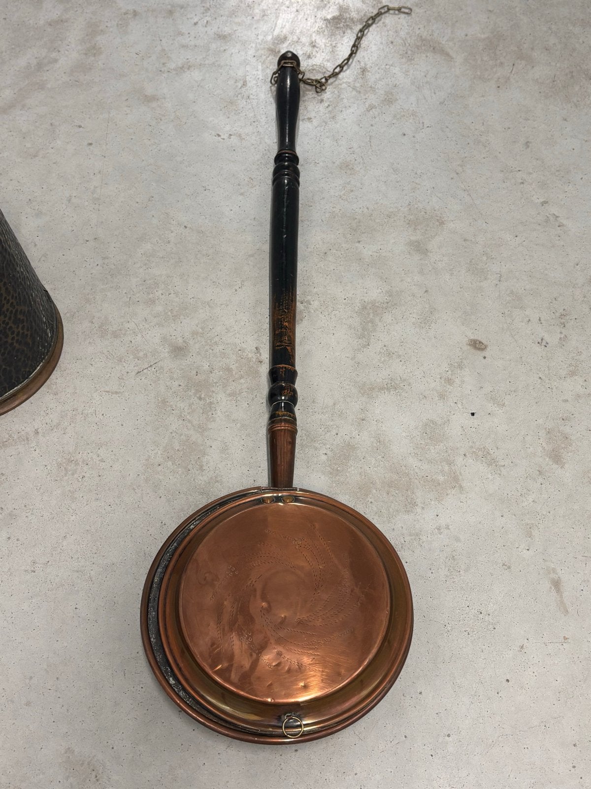 Antieke koperen beddenpan met houten steel, Ophalen
