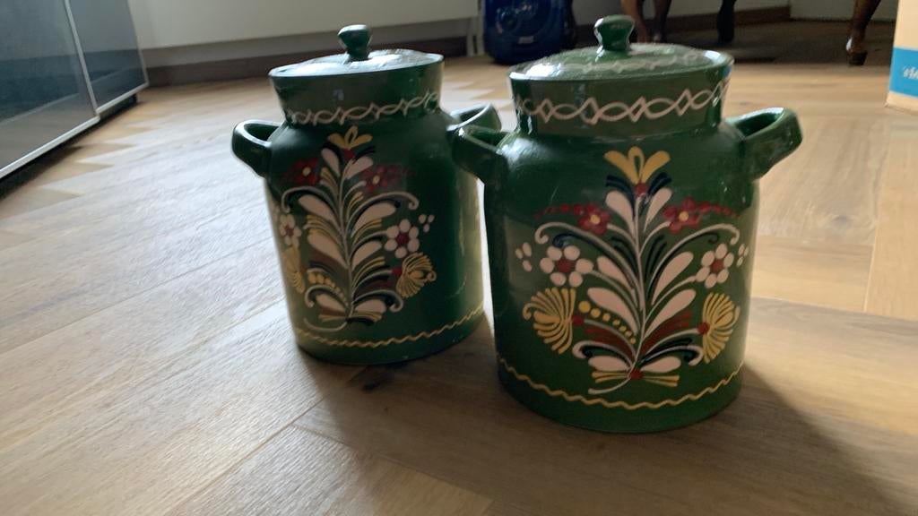 Twee sierpotten met deksel, Ophalen