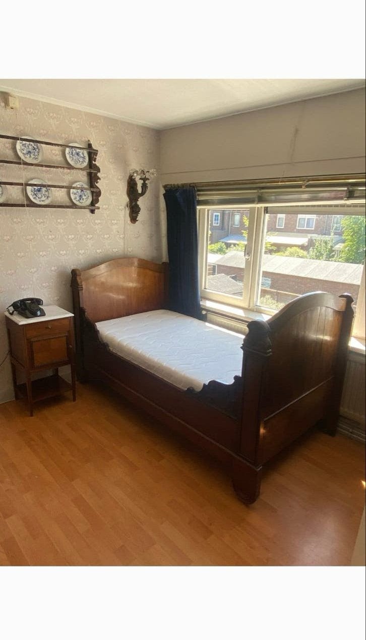 Antiek Houten Bed met Sierlijk Houtsnijwerk en Matras, Ophalen