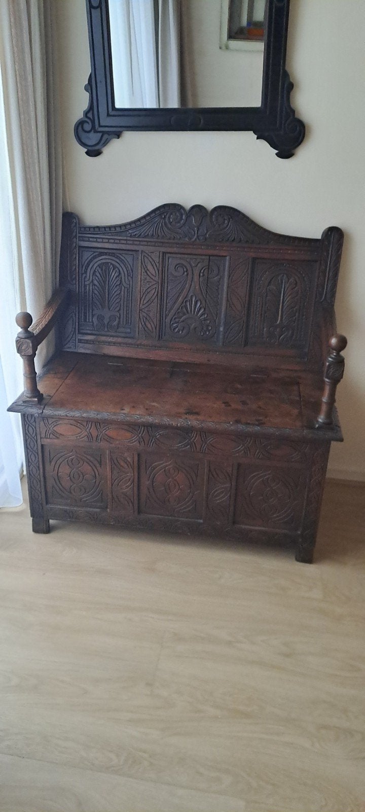 Antieke houten kerkbank met opbergruimte en houtsnijwerk, Antiek en Kunst, Antiek | Meubels | Stoelen en Banken, Ophalen