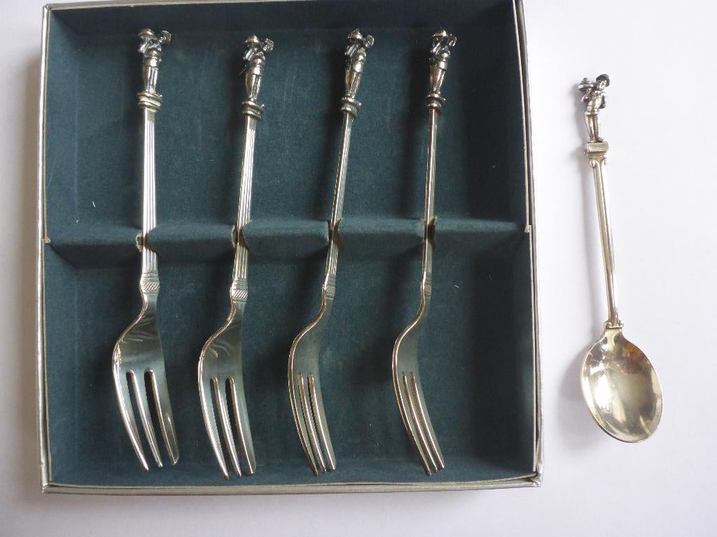 Taartvorkjes en koffielepeltje met bakkertjes., Ophalen of Verzenden, Zo goed als nieuw, Zilver, Los bestek