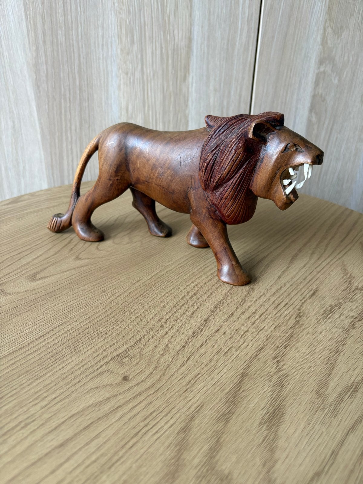 - Handgesneden houten Leeuwenbeeld, Antiek en Kunst, Houtsnijwerk, Ophalen of Verzenden, 20 - 50 cm, Hout