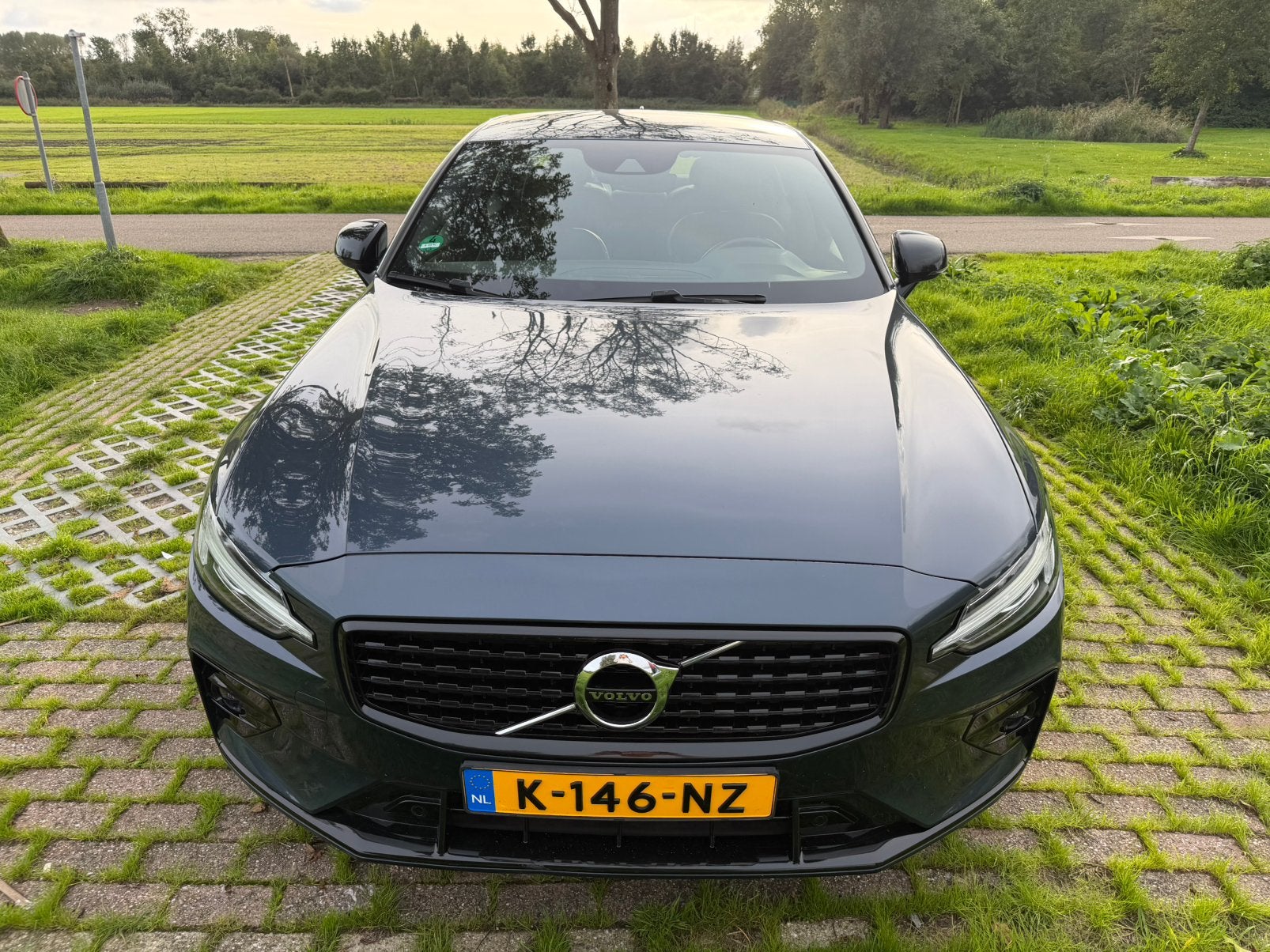 Volvo S60 B4 R-Design - Mild Hybrid 2021 Denim Blue, Auto's, Dealer onderhouden, 15 km/l, 1800 kg, 4 cilinders