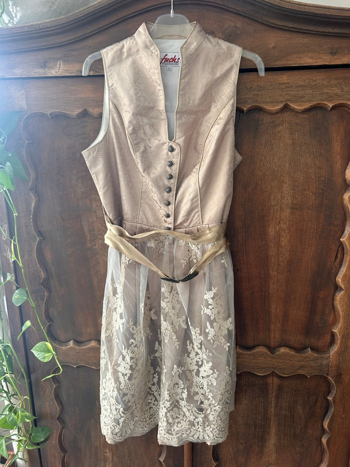 Mooie goudkleurige dirndl Fuchs mt 42, Overige typen, Maat 42/44 (L), Ophalen of Verzenden, Zo goed als nieuw