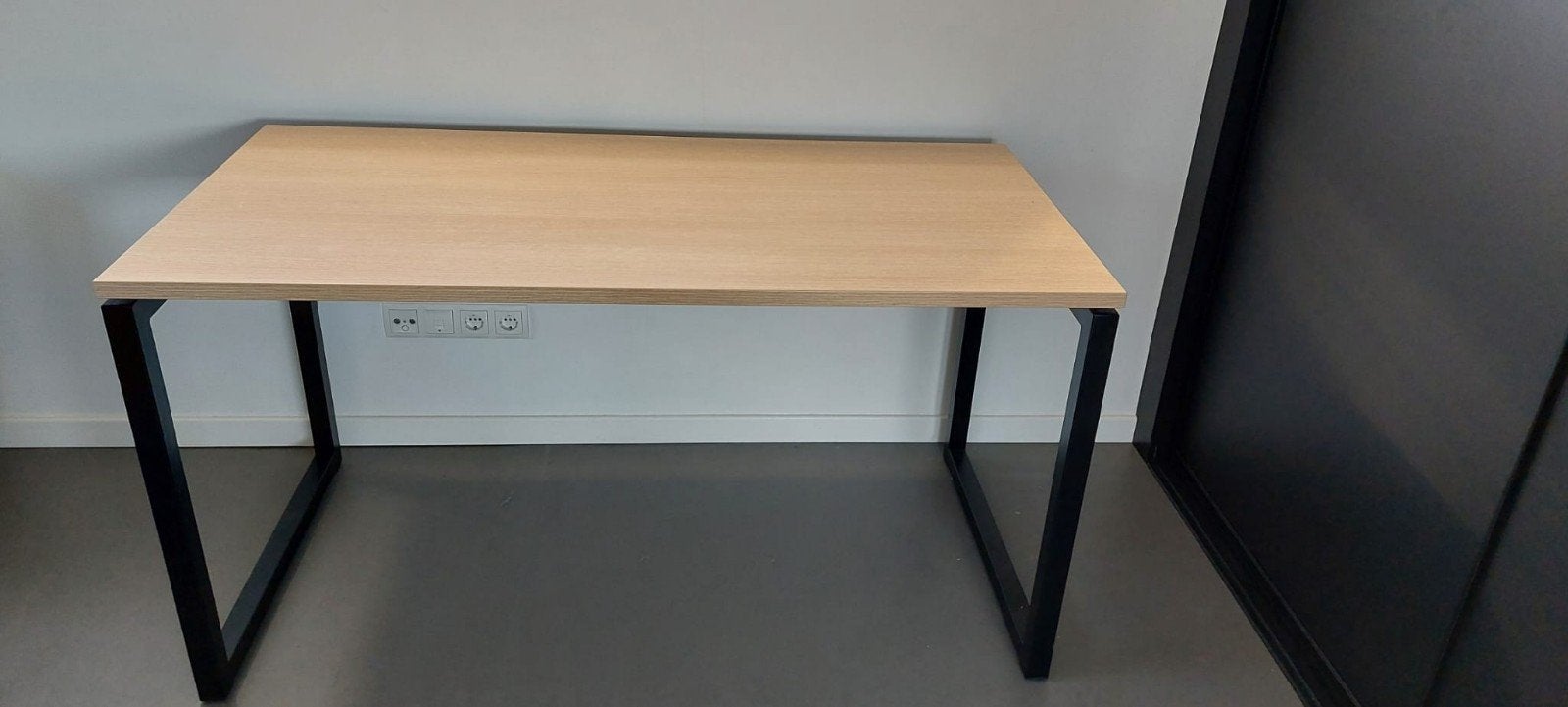 Industrieel bureau met zwarte poten en eiken houtlook blad, Huis en Inrichting, Ophalen, Hout, Bruin, Zo goed als nieuw