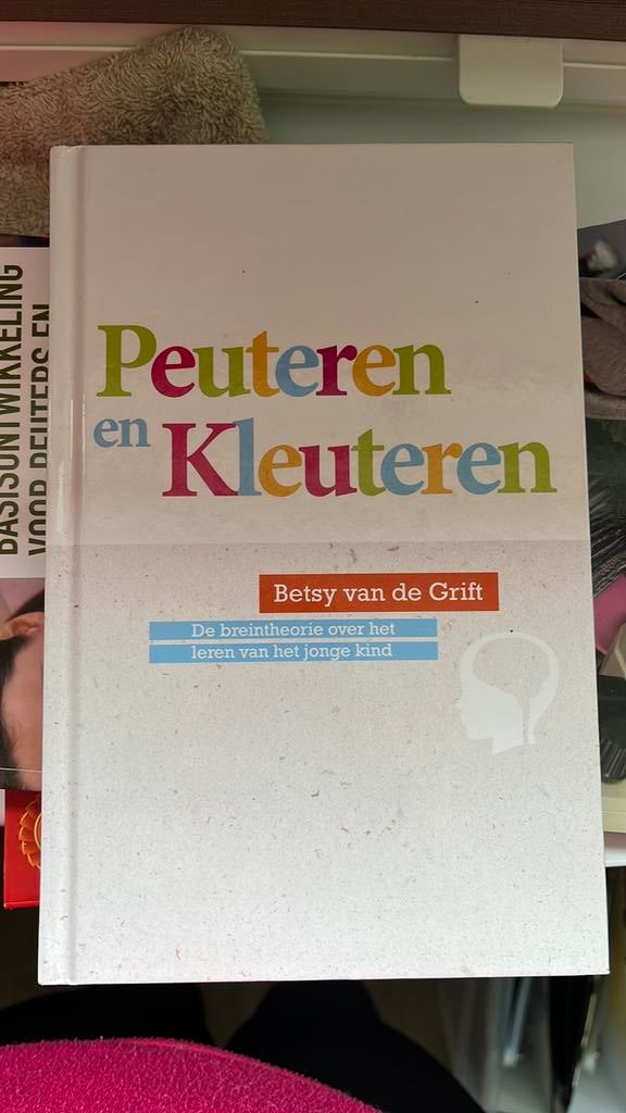 Betsy van de Grift - Peuteren en kleuteren, Ophalen of Verzenden, Gelezen, HBO, Betsy van de Grift