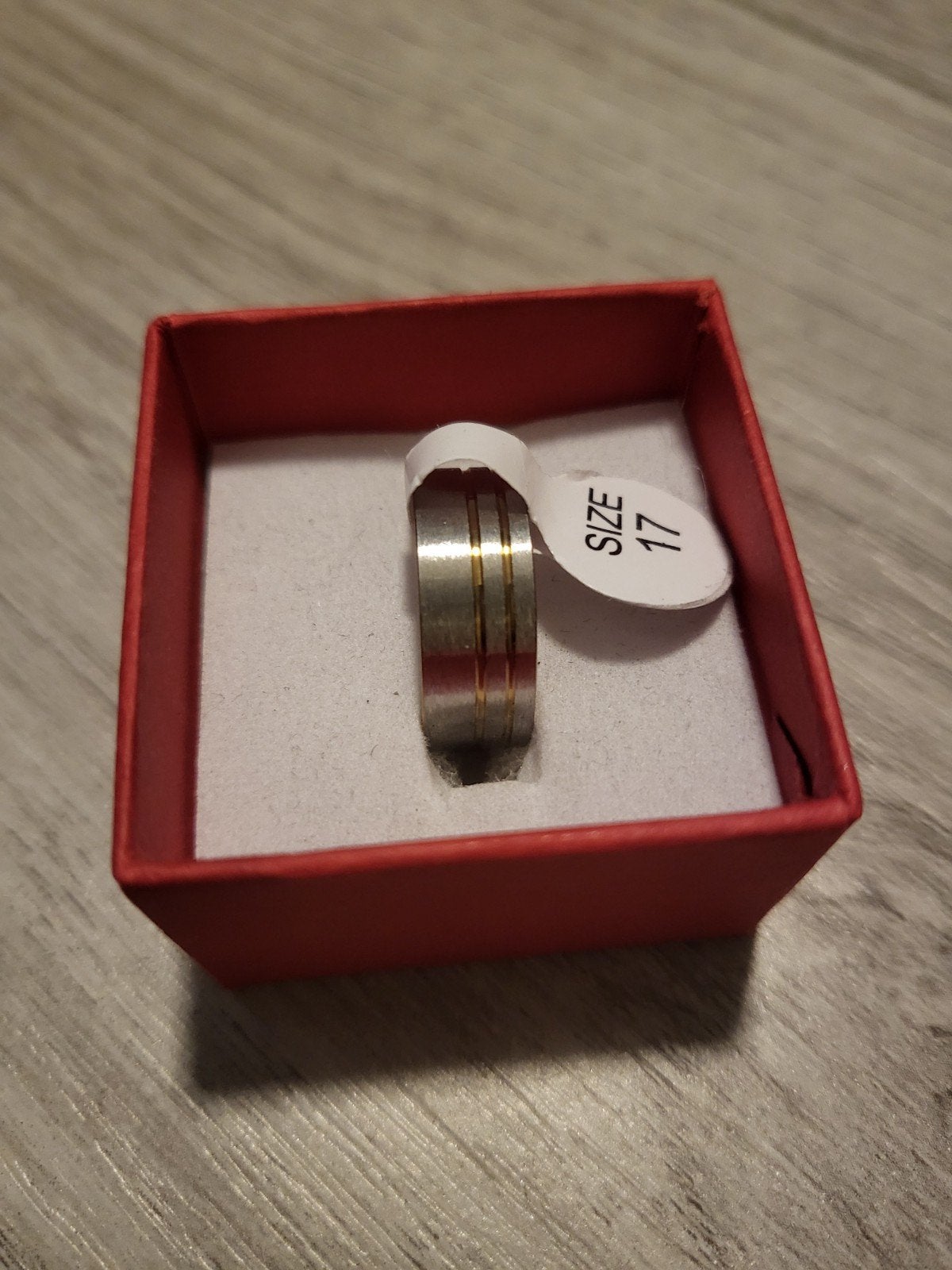 Nieuwe ring, maat 17, zilverkleurig met gouden accenten, IJzer of Staal, Nieuw, Ophalen of Verzenden, 17 tot 18