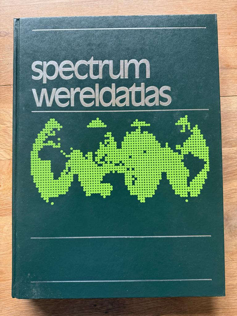 Spectrum Wereldatlas - Vierde Druk, Boeken, Atlassen en Landkaarten, Gelezen, Overige atlassen, Ophalen of Verzenden, 1800 tot 2000