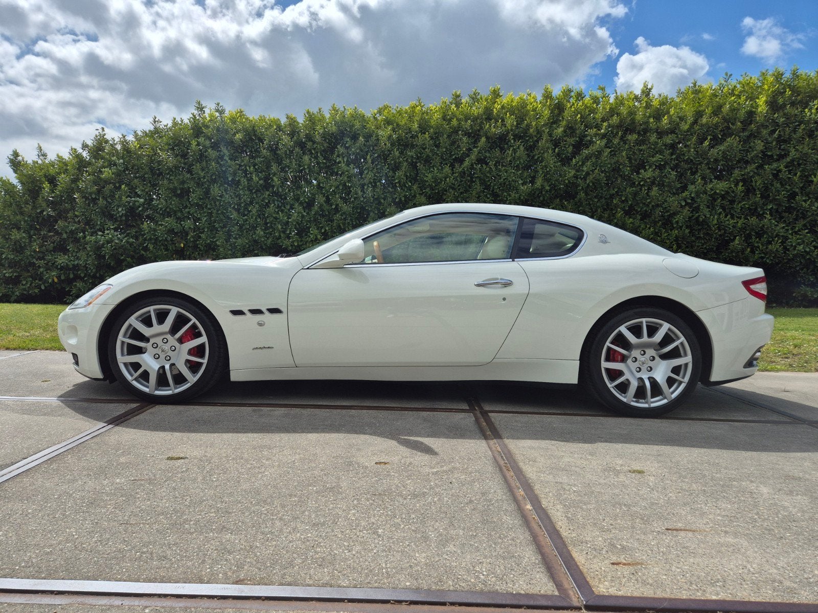 Maserati granturismo 4.2 met 47.000km BTW auto, Auto's, Automaat, 405 pk, 4 stoelen, Wit