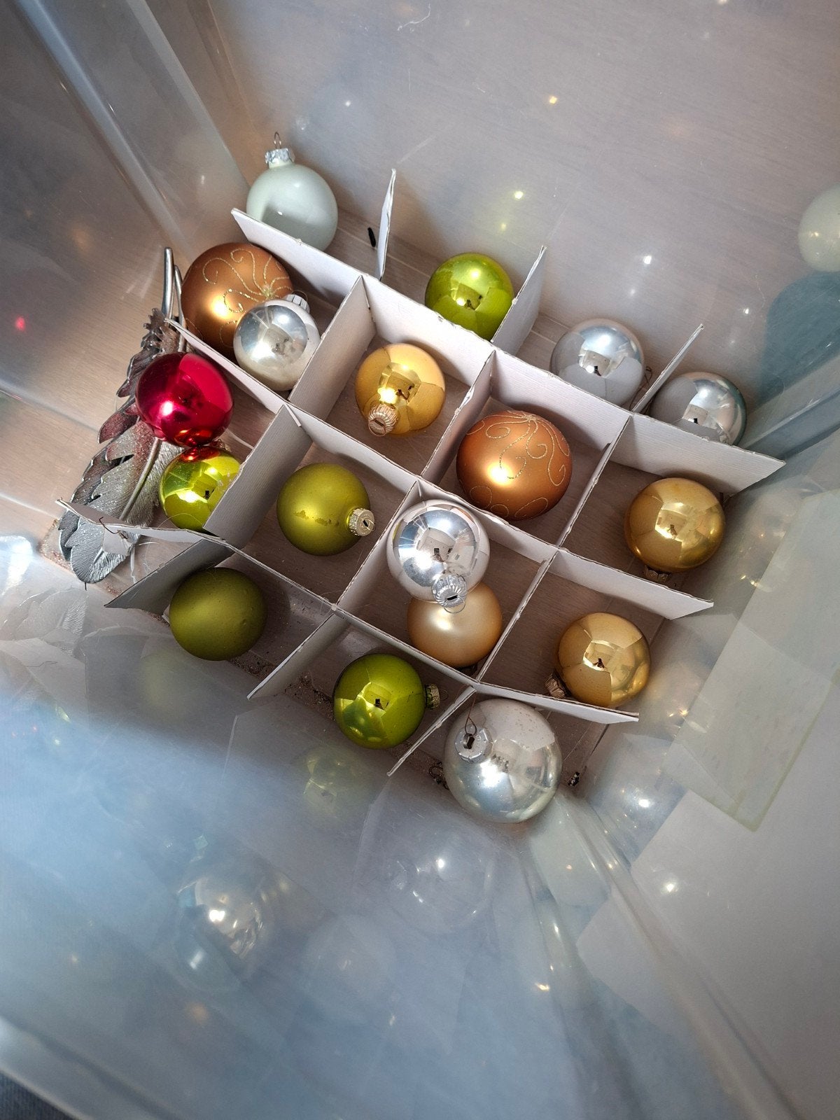 Kerstballen met kerstballenbak, Diversen, Kerst, Ophalen