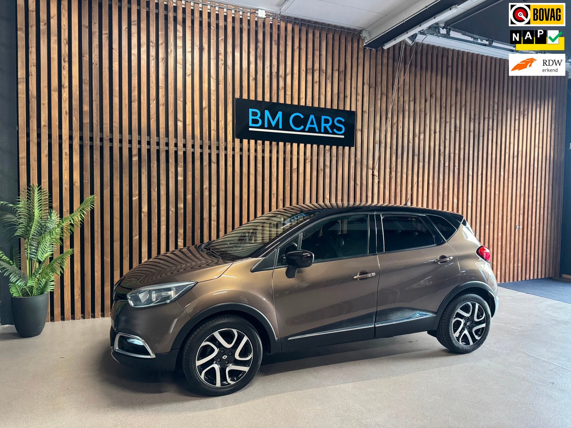 Renault Captur 0.9 TCe Helly Hansen Airco, Trekhaak, Navigat, Auto's, Renault, Voorwielaandrijving, Gebruikt, Bruin, 49 €/maand