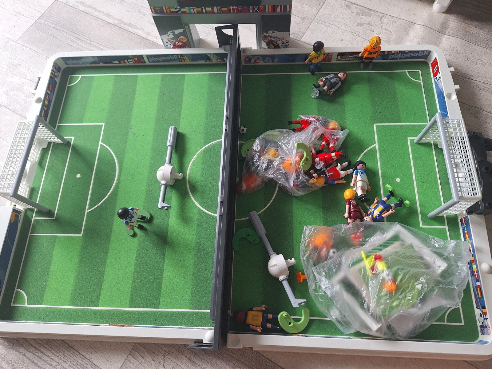 Playmobil voetbalveld spel in koffer, Ophalen