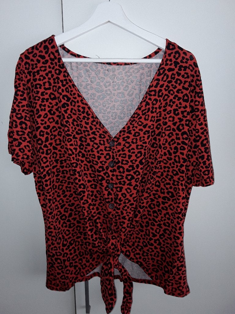 MS Mode Rood/Zwart T-shirt met Panterprint En Knoopjes Mt XL, Kleding | Dames, Maat 46/48 (XL) of groter, Ophalen of Verzenden