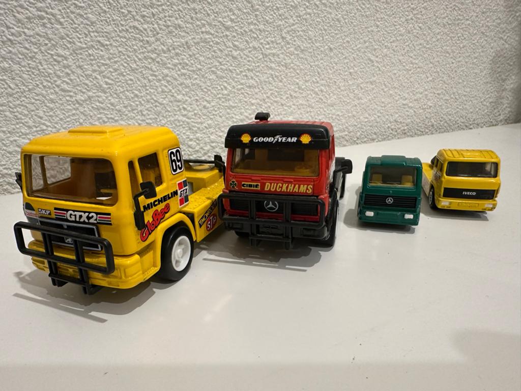 4 Siku Racing Trucks - 2 groot, 2 klein - Zo goed als nieuw, Ophalen of Verzenden, Zo goed als nieuw, Bus of Vrachtwagen