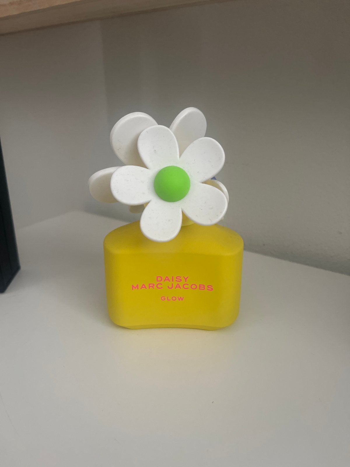 Marc Jacobs Daisy Glow Eau de Toilette (Zo goed als nieuw), Sieraden, Tassen en Uiterlijk, Uiterlijk | Parfum, Ophalen, Zo goed als nieuw